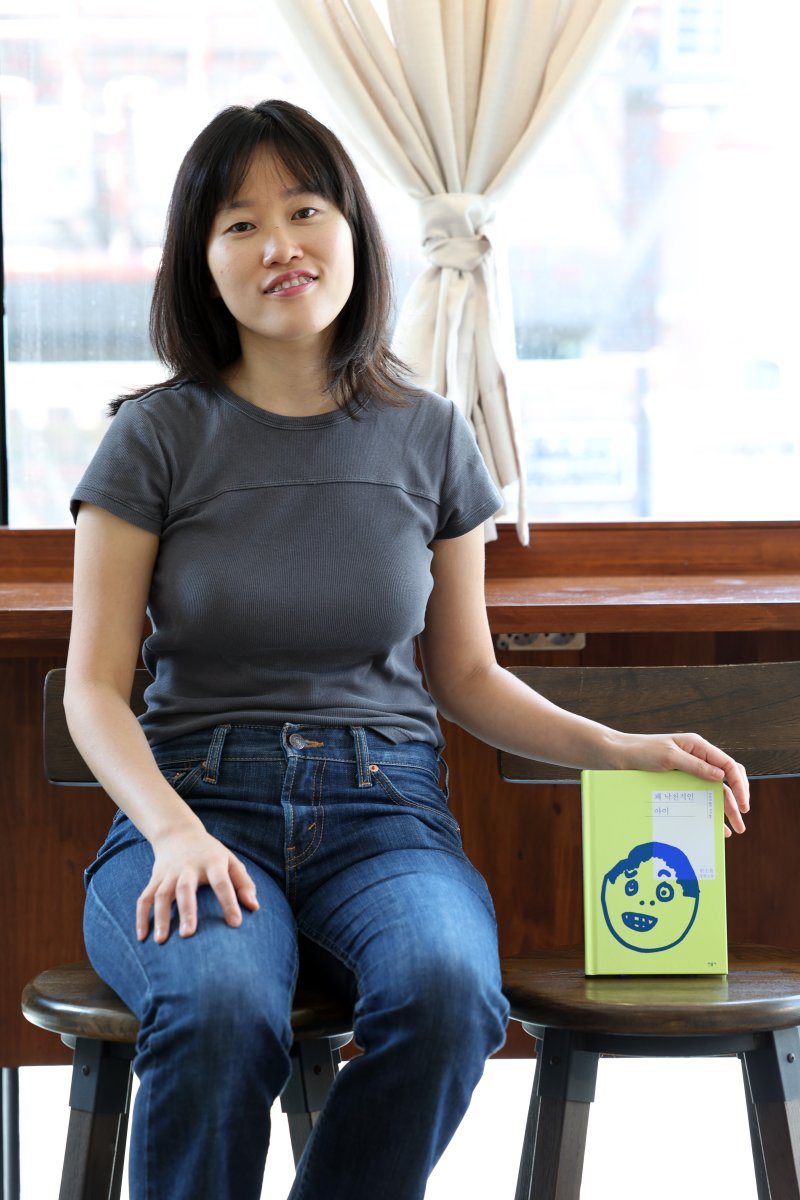 [서울=뉴시스] 박진희 기자 = 원소윤 작가가 25일 서울 서대문구 한 카페에서 인터뷰 하고 있다. 서울대 출신 스탠드업 코미디언인 원 작가는 최근 소설 '꽤 낙천적인 아이'를 출간했다. 2025.07.26. pak7130@newsis.com