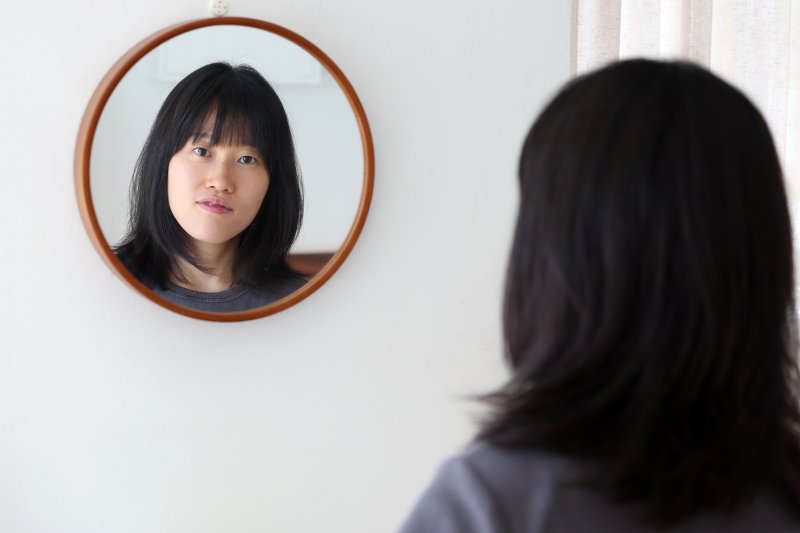 [서울=뉴시스] 박진희 기자 = 원소윤 작가가 25일 서울 서대문구 한 카페에서 인터뷰 하고 있다. 서울대 출신 스탠드업 코미디언인 원 작가는 최근 소설 '꽤 낙천적인 아이'를 출간했다. 2025.07.26. pak7130@newsis.com