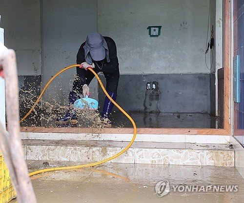 아산 침수 피해 복구작업 (출처=연합뉴스)