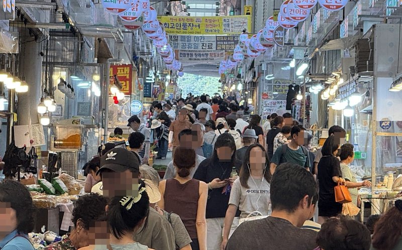 26일 계양산전통바카라사이트 순위에서 시민들이 장을 보고 있다. 2025.7.26/뉴스1 정진욱 기자