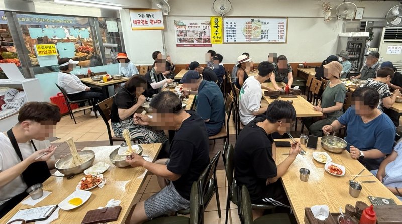 26일 계양산전통바카라사이트 순위의 한 식당에서 손님들이 식사를 하고 있다.(촬영자 정진욱)2025.7.26/뉴스1