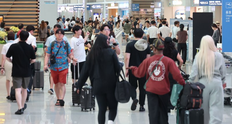 지난 24일 인천국제공항 제2여객터미널 출국장이 여행객들로 붐비고 있다. 뉴시스