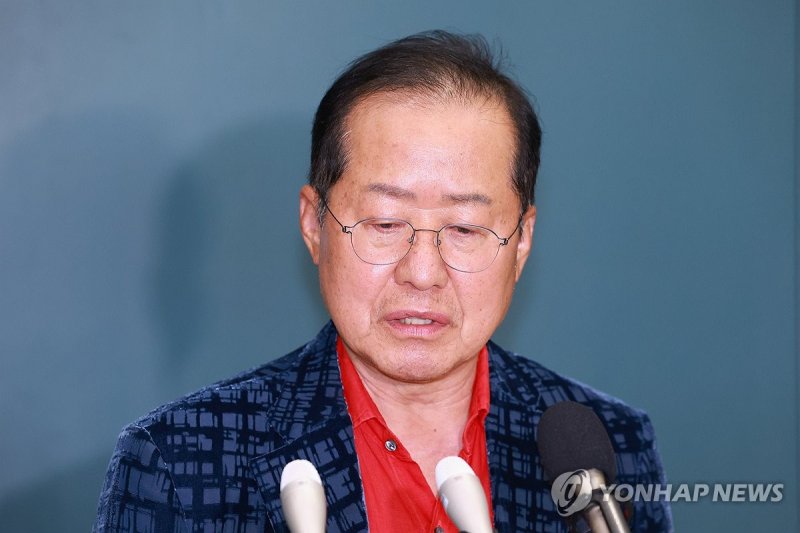 귀국 뒤 취재진 만난 홍준표 전 대구시장 (출처=연합뉴스)