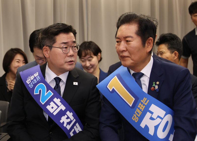 [서울=뉴시스] 김금보 기자 = 더불어민주당 박찬대(왼쪽), 정청래 당대표 후보가 20일 서울 여의도 더불어민주당 당사에서 열린 당대표 및 최고위원 선출을 위한 영남권 합동연설회에서 대화를 하고 있다. 2025.07.20. kgb@newsis.com