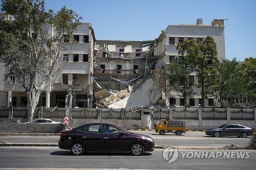 이스라엘 공격으로 부서진 시리아 국방부 건물 (출처=연합뉴스)