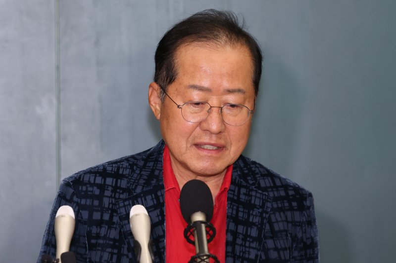 [인천공항=뉴시스] 권창회 기자 = 국민의힘 대선 후보 먹튀없는 바카라사이트에서 탈락한 뒤 정계 은퇴를 선언하고 하와이에 체류했던 홍준표 전 대구시장이 지난달 17일 인천 중구 인천국제공항 제1터미널을 통해 귀국해 발언하고 있다. 2025.06.17. kch0523@newsis.com