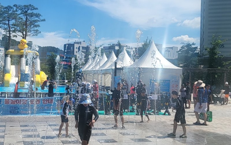 26일 낮 강원 원주기업도시의 한 공원 내 바카라 게임과 바닥분수에서 청소년들이 물놀이를 즐기고 있는 모습. 2025.7.26/바카라 게임1 신관호 기자