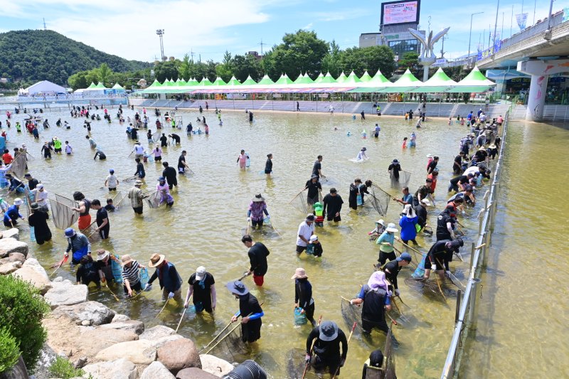 [바카라사이트 쇼미더벳=뉴시스] '제27회 봉화은어축제'에서 은어 반두잡이 체험을 하고 있다. (사진=봉화군 제공) 2025.07.26. photo@newsis.com *재판매 및 DB 금지