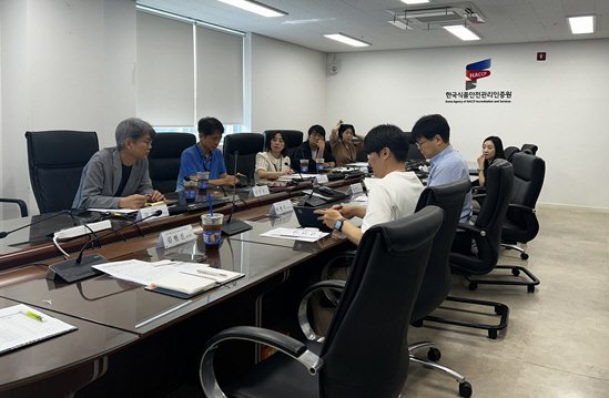 [서울=뉴시스] 한국식품안전관리인증원(해썹인증원)은 지난 24일 충북 오송에 위치한 본원에서 주요 계약 협력업체 6개사와 '2025년 제1차 협력업체 상생 간담회'를 열었다고 25일 밝혔다. (사진=해썹인증원 제공) 2025.07.25. photo@newsis.com *재판매 및 DB 금지
