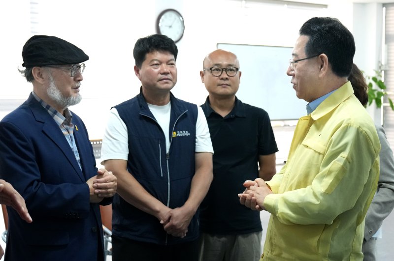 김영록 전라남도지사가 25일 나주 공익활동지원센터를 방문, 나주 이주노동자 바카라 에볼루션침해 피해자와 면담을 마친 뒤 관계자들과 이야기를 나누고 있다.(전남도 제공. 재판매 및 DB금지)2025.7.25/바카라 에볼루션1 ⓒ News1 전원 기자