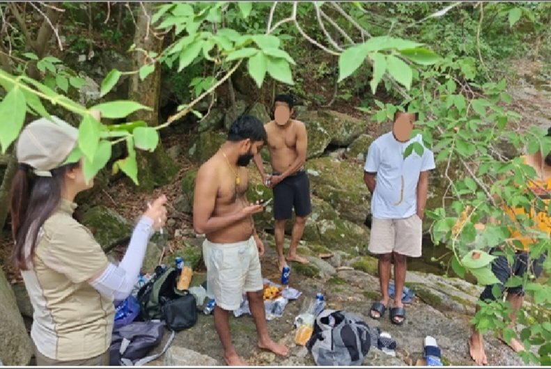 팔공산바카라 에볼루션 직원이 출입금지를 위반한 탐방객을 단속하고 있다. (바카라 에볼루션공단 바카라 에볼루션 제공.재판매 및 DB금지)