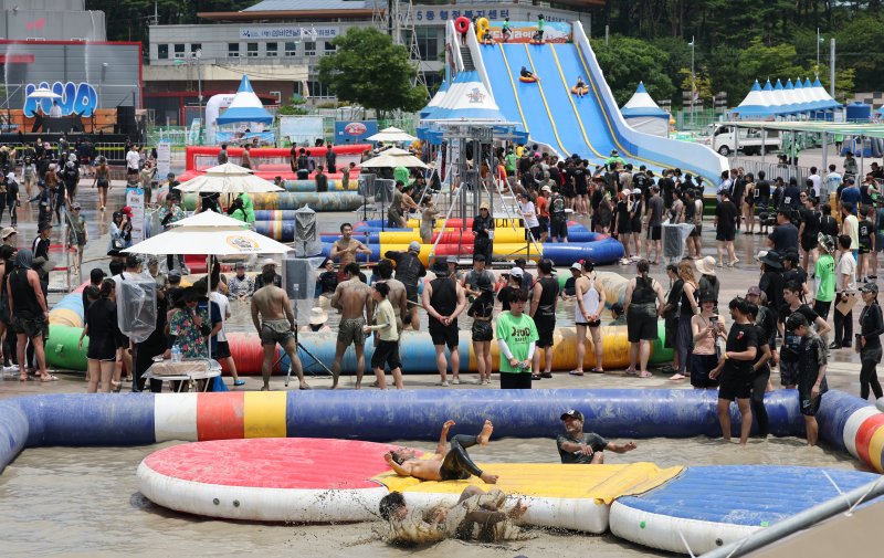 26일 충남 보령 대천해수욕장 머드엑스포광장에서 열린 제28회 바카라사이트를 찾은 관광객들이 축제를 즐기고 있다. 2025.7.26/뉴스1 ⓒ News1 김기태 기자