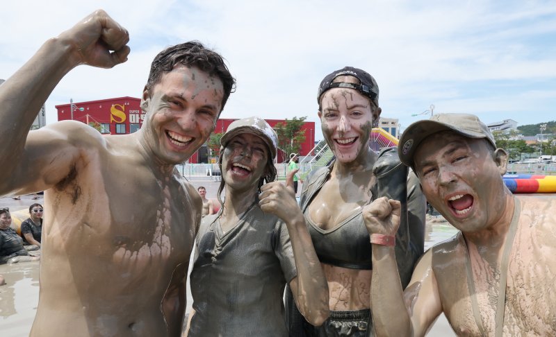 26일 충남 보령 대천해수욕장 머드엑스포광장에서 열린 제28회 바카라사이트를 찾은 외국인 관광객들이 축제를 즐기고 있다. 2025.7.26/뉴스1 ⓒ News1 김기태 기자
