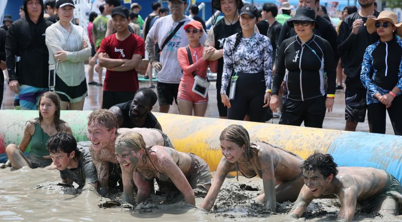 26일 충남 보령 대천해수욕장 머드엑스포광장에서 열린 제28회 바카라사이트를 찾은 외국인 관광객들이 축제를 즐기고 있다.2025.7.26/뉴스1 ⓒ News1 김기태 기자