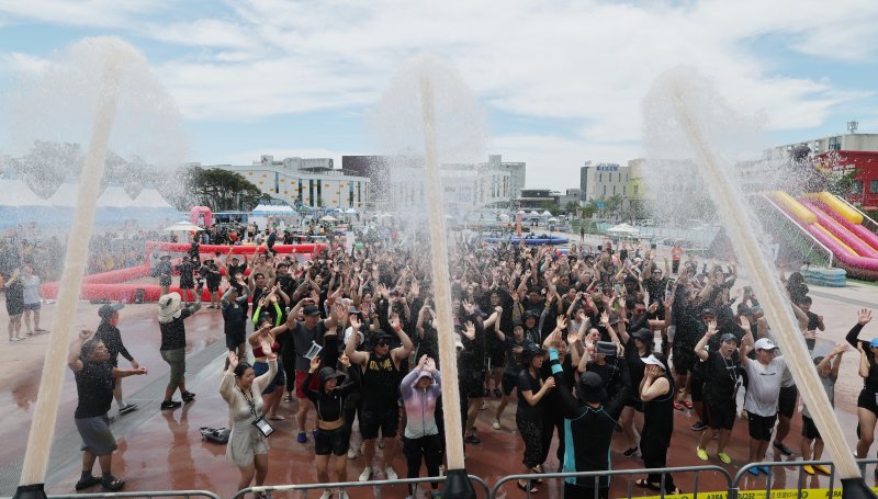 26일 충남 보령 대천해수욕장 머드엑스포광장에서 열린 제28회 바카라사이트를 찾은 외국인 관광객들이 축제를 즐기고 있다. 2025.7.26/뉴스1 ⓒ News1 김기태 기자