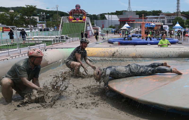 26일 충남 보령 대천해수욕장 머드엑스포광장에서 열린 제28회 바카라사이트를 찾은 관광객들이 축제를 즐기고 있다. 2025.7.26/뉴스1 ⓒ News1 김기태 기자
