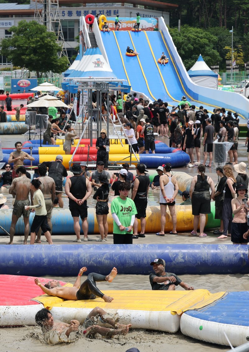26일 충남 보령 대천해수욕장 머드엑스포광장에서 열린 제28회 바카라사이트를 찾은 관광객들이 축제를 즐기고 있다.2025.7.26/뉴스1 ⓒ News1 김기태 기자