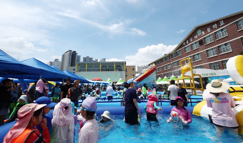 전국에 무더운 더위가 이어지는 26일 서울 성북구 숭덕초등학교에 마련된 성북문화바캉스 물놀이장에서 어린이들이 즐거운 시간을 보내고 있다. 2025.7.26/뉴스1 ⓒ News1 김민지 기자