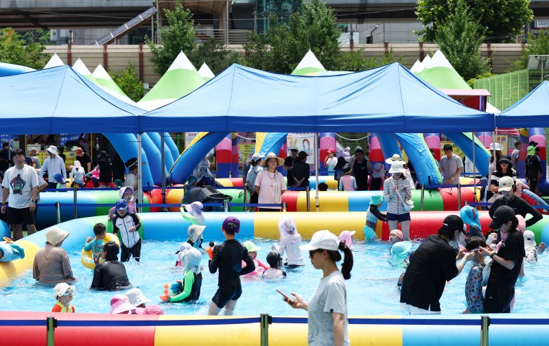 전국에 무더운 더위가 이어지는 26일 서울 성북구 숭덕초등학교에 마련된 성북문화바캉스 물놀이장에서 어린이들이 즐거운 시간을 보내고 있다. 2025.7.26/뉴스1 ⓒ News1 김민지 기자