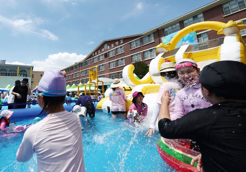 전국에 무더운 더위가 이어지는 26일 서울 성북구 숭덕초등학교에 마련된 성북문화바캉스 물놀이장에서 어린이들이 즐거운 시간을 보내고 있다. 2025.7.26/뉴스1 ⓒ News1 김민지 기자
