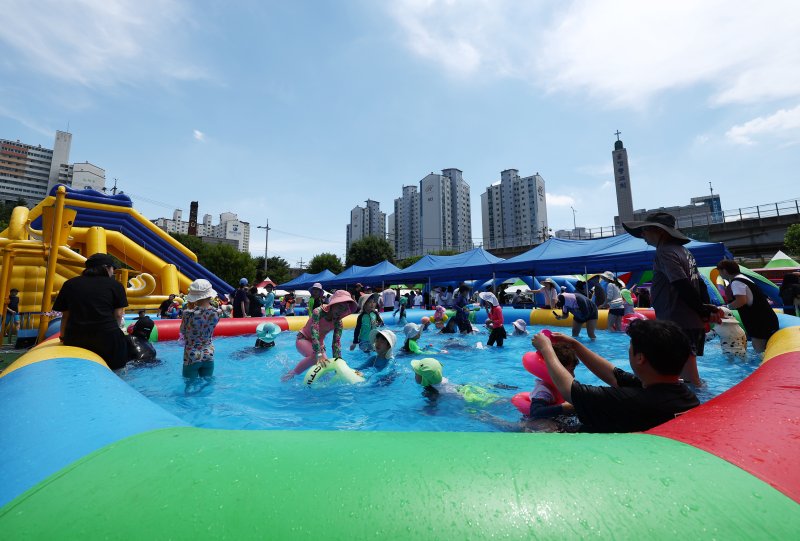 전국에 무더운 더위가 이어지는 26일 서울 성북구 숭덕초등학교에 마련된 성북문화바캉스 물놀이장에서 어린이들이 즐거운 시간을 보내고 있다. 2025.7.26/뉴스1 ⓒ News1 김민지 기자
