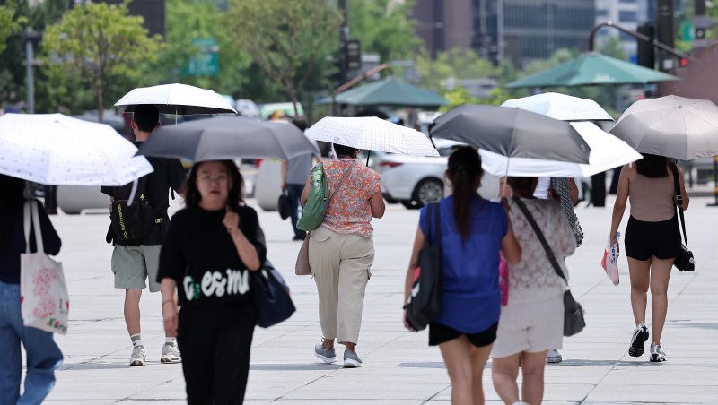낮 에볼루션 바카라 사이트기온이 35도까지 오르며 전국이 무더운 날씨를 보인 23일 서울 종로구 광화문광장에서 시민들이 양산을 쓴 채 발걸음을 옮기고 있다. 2025.7.23/에볼루션 바카라 사이트1 ⓒ News1 김성진 기자
