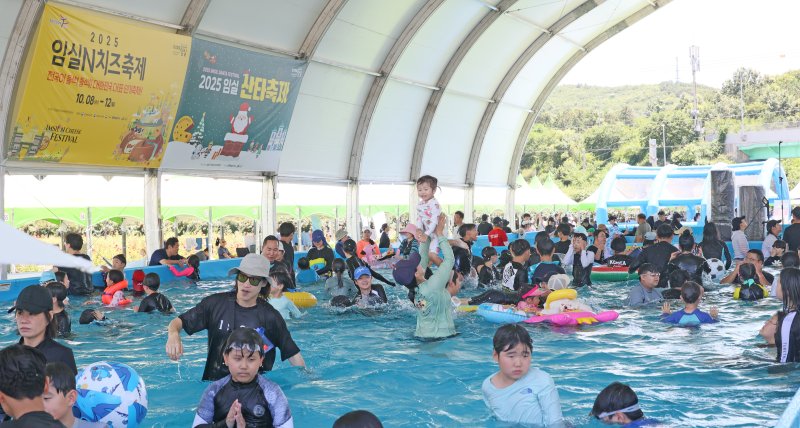 26일 전북 임실군 치즈테마파크에서 아쿠아 페스티벌이 열리고 있는 가운데 35도 무더위에도 어린이들이 즐거워하고 있다.(임실군제공. 재판매 및 DB금지)2025.7.26/먹튀 없는 바카라 사이트1 ⓒ News1 김동규 기자