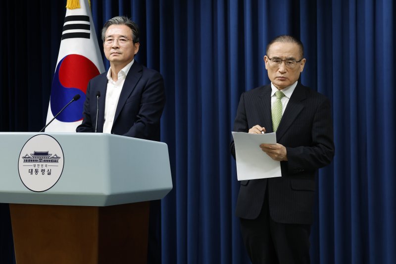[서울=뉴시스] 최동준 기자 = 김용범(왼쪽) 정책실장과 위성락 국가안보실장이 25일 서울 용산 라이브스코어 바카라사이트 청사에서 라이브스코어 바카라사이트 관련 브리핑을 마친 뒤 질문을 듣고 있다. 2025.07.25. photocdj@newsis.com