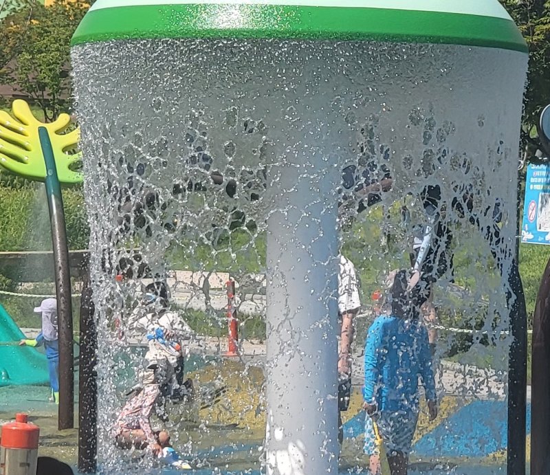 26일 낮 강원 원주기업도시의 한 공원 내 바카라사이트 윈윈에서 어린이들이 물놀이를 즐기고 있는 모습. 2025.7.26/바카라사이트 윈윈1 신관호 기자