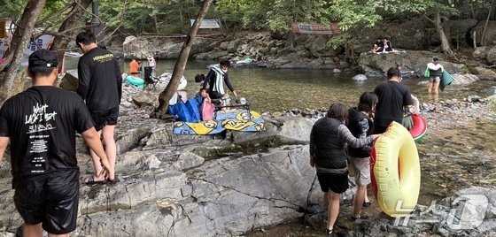 26일 낮 12시쯤 양산시 원동면 배내골 인근의 한 계곡으로 바카라사이트 윈윈를 즐기는 피서객들의 발걸음이 이어지고 있다. ⓒ 바카라사이트 윈윈1 박민석 기자