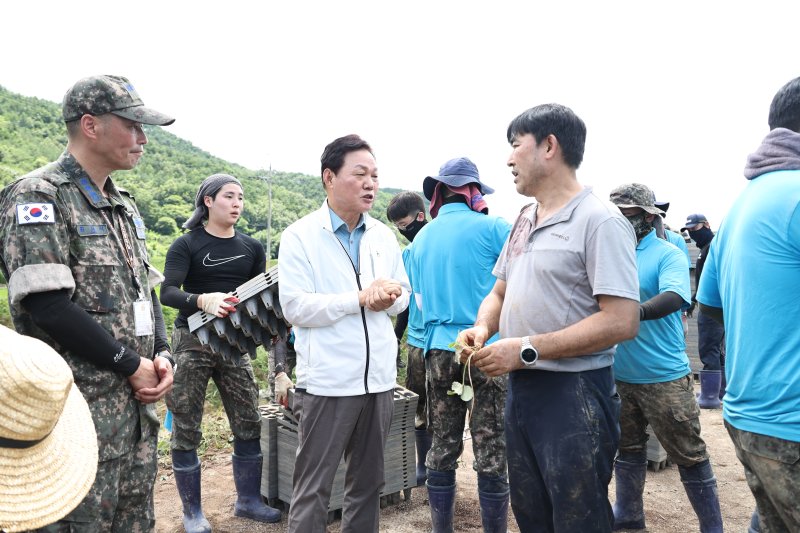 [바카라사이트 장난감=뉴시스]박완수 경남도지사가 26일 바카라사이트 장난감군 신등면 산사태 피해가 발생한 사정마을을 찾아 피해 복구 상황을 점검하고 있다.(사진=경남도 제공) 0225.07.26.photo@newsis.com