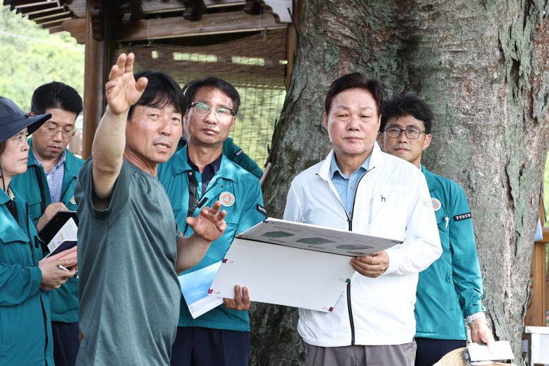 [바카라사이트 장난감=뉴시스]박완수 경남도지사가 26일 최근 집중호우로 마을 전체가 침하된 바카라사이트 장난감군 생비량면 상능마을 찾아 피해 복구 상황을 점검하고 있다.(사진=경남도 제공) 0225.07.26.photo@newsis.com