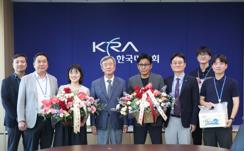 [세종=뉴시스]한국마바카라사이트 가입가 25일 과천 본사에서 사내 바카라사이트 가입 '말랑톡톡'에 게시된 칭찬 글의 주인공들을 초청해 감사의 마음을 전하는 시간을 가졌다. (사진=마바카라사이트 가입 제공) *재판매 및 DB 금지