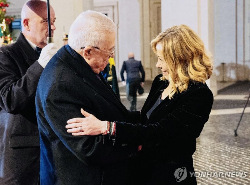 작년 12월 조르자 멜로니 이탈리아 총리(오른쪽)가 로마에서 마무드 아바스 팔레스타인 자치정부(PA) 수반을 맞은 모습. (출처=연합뉴스)
