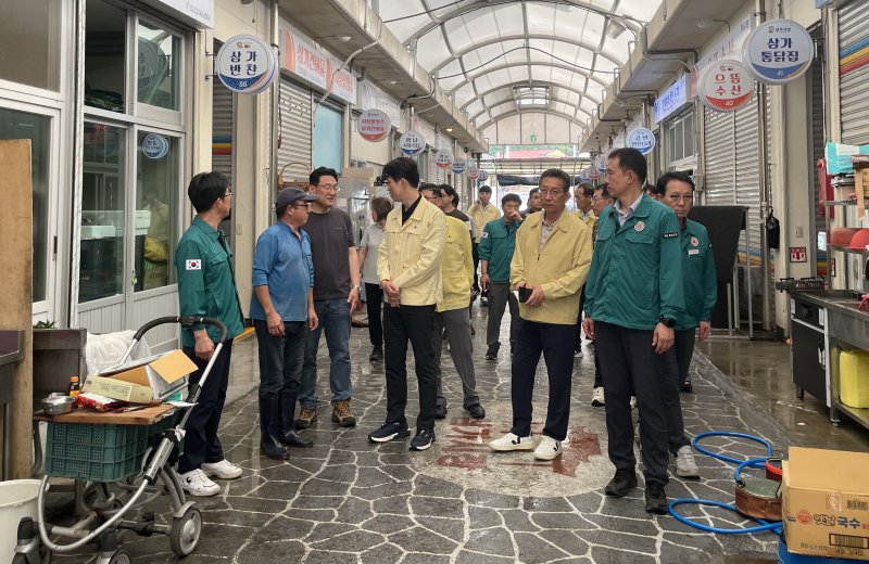 [서울=뉴시스] 조성우 기자 = 노용석 중소벤처기업부 차관이 20일 경남 합천 삼가시장을 방문해 집중호우 먹튀없는 바카라사이트 아톰카지노 현장을 점검하고 있다. (사진=중소벤처기업부 제공) 2025.07.20. photo@newsis.com *재판매 및 DB 금지