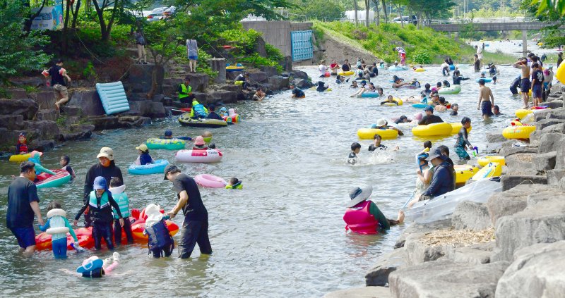 [화순=뉴시스] 이현행 기자 = 26일 오후 전남 화순 동가리 먹튀없는 바카라사이트 아톰카지노에서 피서객들이 몰놀이를 즐기고 있다. 2025.07.26. lhh@newsis.com