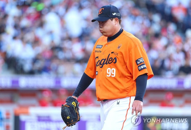 아쉬워하는 류현진 (출처=연합뉴스)