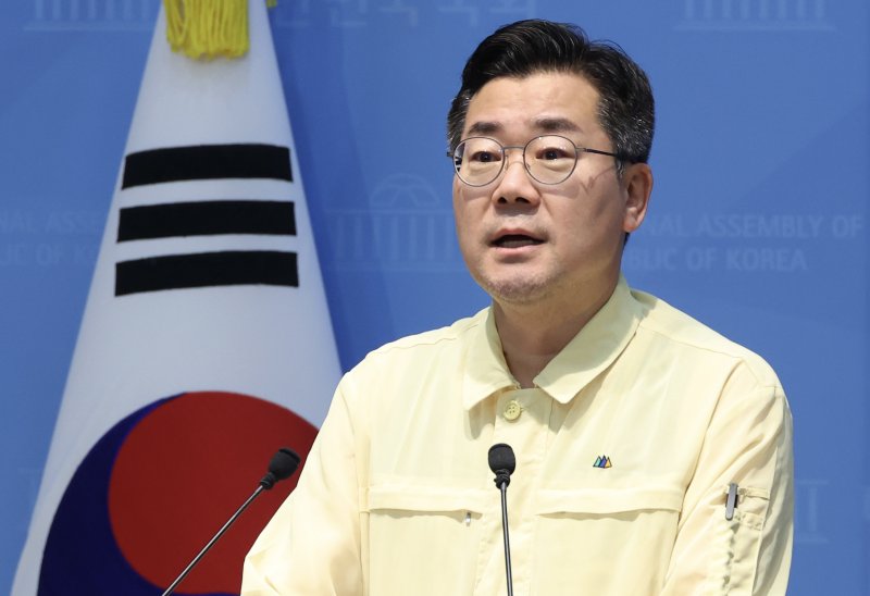 [서울=뉴시스] 조성봉 기자 = 박찬대 더불어민주당 당대표 후보가 24일 오전 서울 여의도 국회 소통관에서 검찰개혁 관련 기자회견을 하고 있다.2025.07.24. suncho21@newsis.com
