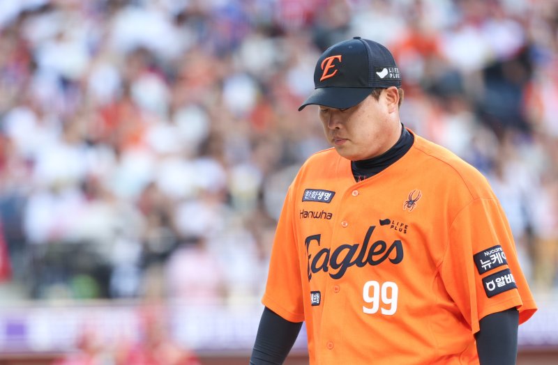 [대전=뉴시스] 권창회 기자 = 26일 오후 대전 중구 대전한화생명볼파크에서 열린 2025 신한 쏠뱅크 KBO리그 한화 이글스와 SSG랜더스의 경기, 1회 초 한화 류현진이 5실점을 한 뒤 이닝을 마치고 마운드를 내려오고 있다. 2025.07.26. kch0523@newsis.com
