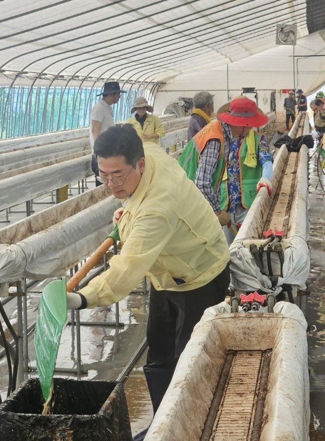 복구작업하는 박찬대 후보 (출처=연합뉴스)
