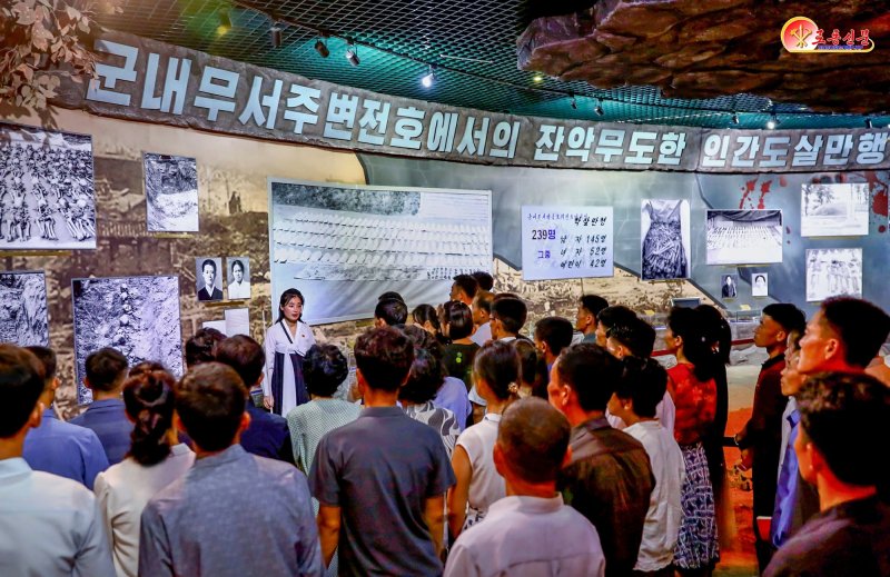 (평양 노동신문=뉴스1) = 북한 노동당 기관지 노동신문은 지난 23일 신천계급교양관을 방문한 인민들의 모습을 조명하며 "미제와 계급적 원수들의 야수적 만행에 치솟는 분노를 금치 못하고 있다＂고 보도했다. [국내에서만 사용가능. 재배포 금지. DB 금지. For Use Only in the Republic of Korea. Redistribution Prohibited] rodongphoto@news1.kr