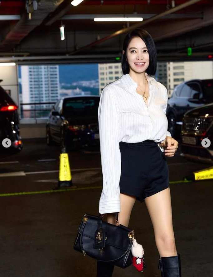54세 김혜수, 한뼘 핫팬츠로 뽐낸 각선미…감탄 절로나오는 우월 미모