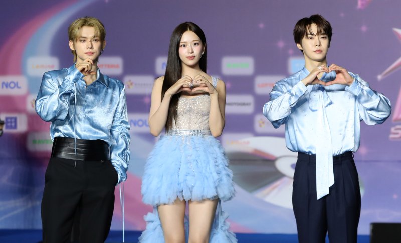 [고양=뉴시스] 김혜진 기자 = 가수 연준(왼쪽부터), 안유진, 도영이 26일 오후 경기 고양 일산서구 킨텍스에서 열린 2025 SBS 가요대전 써머(Summer) 블루카펫에서 포즈를 취하고 있다. 이날 블루카펫 행사에는 유스피어, 비:퍼스트, 아홉, 올데이 프로젝트, 싸이커스, 이즈나, 미야오, 폴킴, NCT WISH, 엔믹스, 잔나비, 아이브, 엔시티 127, 있지가 참석했다. 2025.07.26. jini@newsis.com