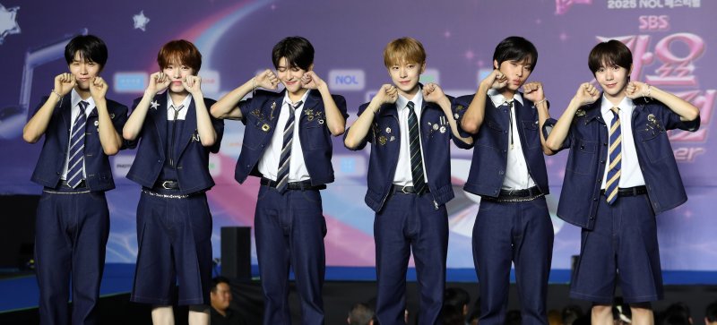 [고양=뉴시스] 김혜진 기자 = 그룹 NCT위시가 26일 오후 경기 고양 일산서구 킨텍스에서 열린 2025 SBS 가요대전 써머(Summer) 블루카펫에서 포즈를 취하고 있다. 이날 블루카펫 행사에는 유스피어, 비:퍼스트, 아홉, 올데이 프로젝트, 싸이커스, 이즈나, 미야오, 폴킴, NCT WISH, 엔믹스, 잔나비, 아이브, 엔시티 127, 있지가 참석했다. 2025.07.26. jini@newsis.com