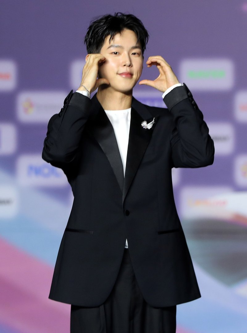 [고양=뉴시스] 김혜진 기자 = 가수 폴킴이 26일 오후 경기 고양 일산서구 킨텍스에서 열린 2025 SBS 가요대전 써머(Summer) 블루카펫에서 포즈를 취하고 있다. 이날 블루카펫 행사에는 유스피어, 비:퍼스트, 아홉, 올데이 프로젝트, 싸이커스, 이즈나, 미야오, 폴킴, NCT WISH, 엔믹스, 잔나비, 아이브, 엔시티 127, 있지가 참석했다. 2025.07.26. jini@newsis.com