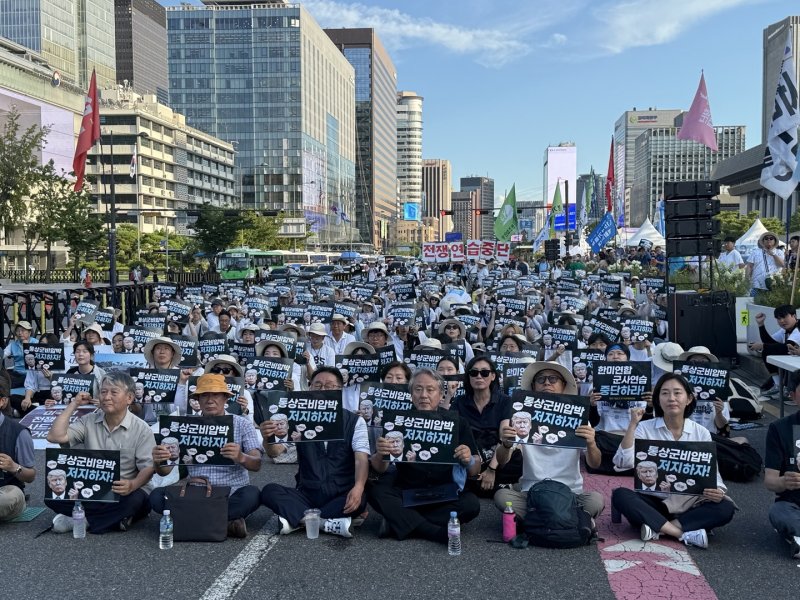 자주통일평화연대, 전국민중행동, 불평등한한미SOFA개정국민연대가 26일 오후 서울 종로구 광화문광장 북측 도로에서 '정전 72년, 7·27 자주평화대회'를 개최하고 있다.2025.7.26/뉴스1 ⓒ News1 김형준 기자