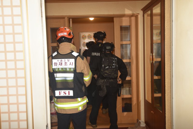 지난 21일 소방 관계자들이 바카라사이트 목록 총격 피의자 A 씨(63)의 서울 도봉구 쌍문동 주택에 진입하고 있다.(서울소방재난본부 제공. 재배포 및 DB금지)2025.7.23/뉴스1