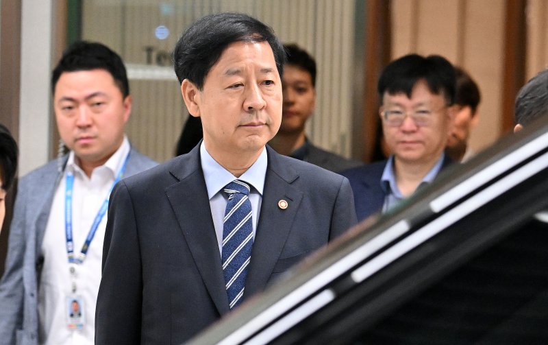 한미 '2+2 통상협상'을 위해 미국 출국이 예정됐던 구윤철 경제부총리 겸 기획재정부 장관이 24일 오전 미국 측의 일정 변경으로 인해 출국이 취소되자 인천국제공항 제2터미널을 나서고 있다. (공동취재) 2025.7.24/뉴스1 ⓒ News1 황기선 기자