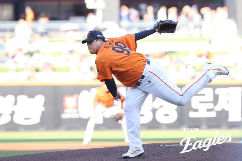 26일 대전 한화생명 볼파크에서 열린 프로야구 '2025 신한 SOL 뱅크 KBO리그' SSG 랜더스와 한화 이글스 경기에서 한화 류현진이 역투하고 있다. (한화이글스 제공. 재판매 및 DB금지) 2025.7.26/뉴스1