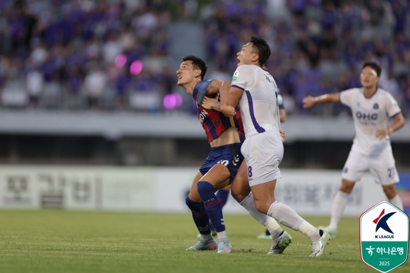 수원FC와 FC안양의 경기 모습(한국프로축구연맹 제공)